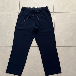 Lululemon women’s on the fly crop pant size 4 navy blue